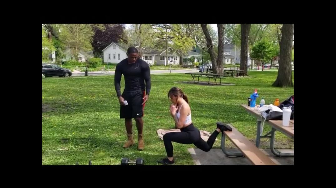 ⁣Reverse and forward lunges